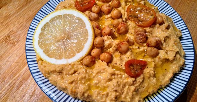 Hummus met zongedroogde tomaten